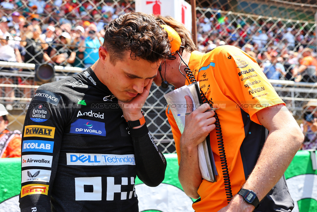 GP SPAGNA, Lando Norris (GBR) McLaren with William Joseph (GBR) McLaren Gara Engineer on the grid.

23.06.2024. Formula 1 World Championship, Rd 10, Spanish Grand Prix, Barcelona, Spain, Gara Day.

- www.xpbimages.com, EMail: requests@xpbimages.com © Copyright: Batchelor / XPB Images