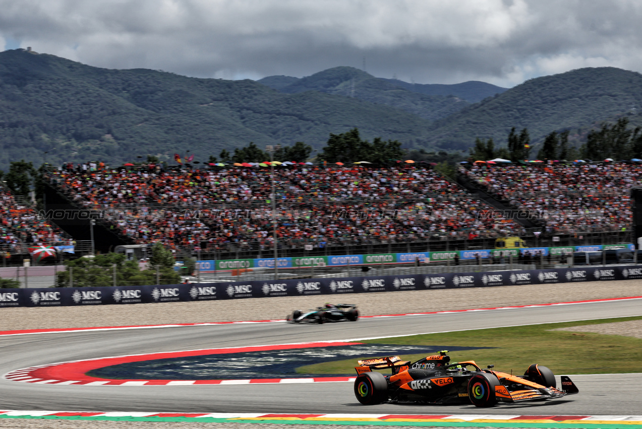 GP SPAGNA, Lando Norris (GBR) McLaren MCL38.

23.06.2024. Formula 1 World Championship, Rd 10, Spanish Grand Prix, Barcelona, Spain, Gara Day.

- www.xpbimages.com, EMail: requests@xpbimages.com © Copyright: Batchelor / XPB Images