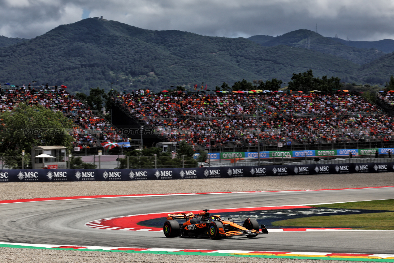 GP SPAGNA, Oscar Piastri (AUS) McLaren MCL38.

23.06.2024. Formula 1 World Championship, Rd 10, Spanish Grand Prix, Barcelona, Spain, Gara Day.

- www.xpbimages.com, EMail: requests@xpbimages.com © Copyright: Batchelor / XPB Images