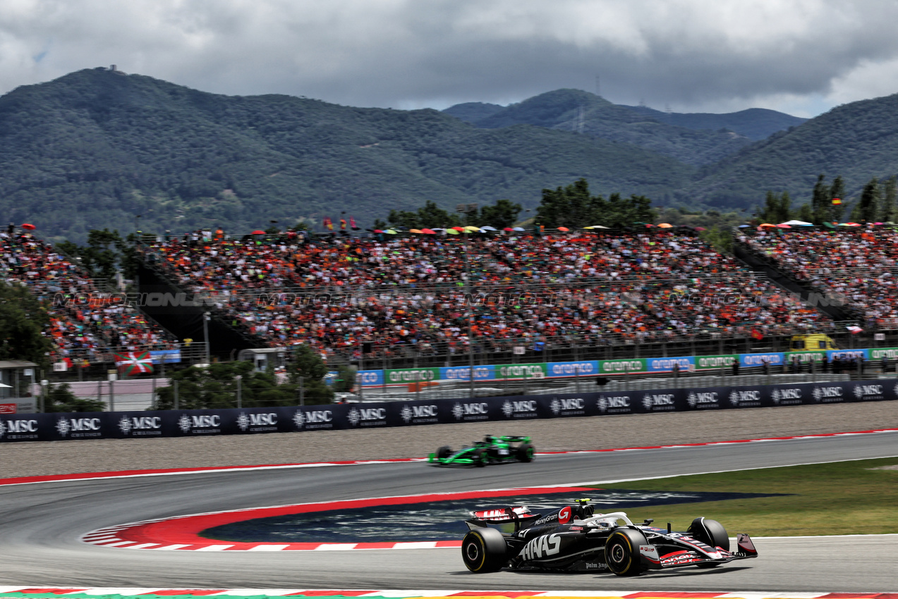 GP SPAGNA, Nico Hulkenberg (GER) Haas VF-24.

23.06.2024. Formula 1 World Championship, Rd 10, Spanish Grand Prix, Barcelona, Spain, Gara Day.

- www.xpbimages.com, EMail: requests@xpbimages.com © Copyright: Batchelor / XPB Images