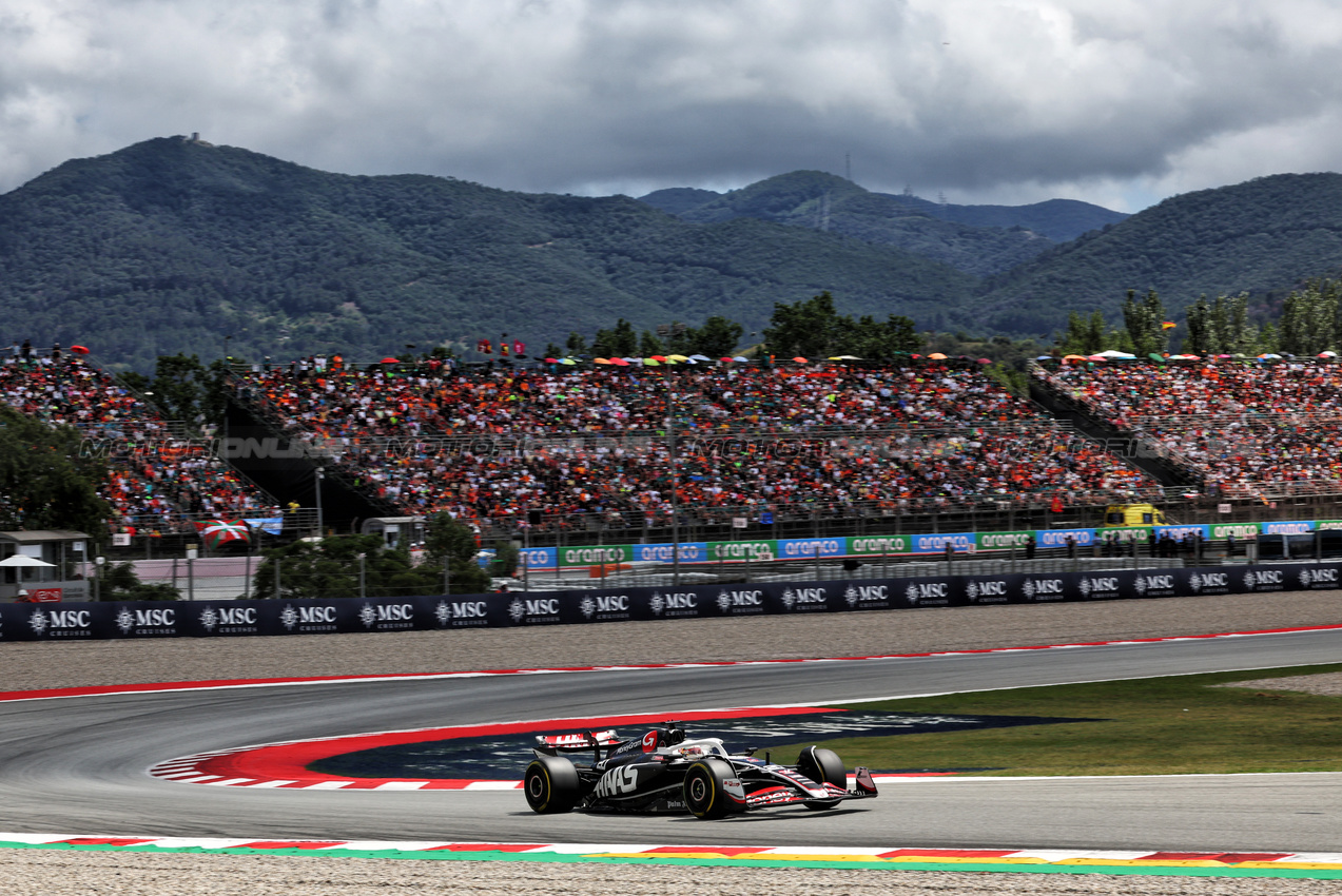 GP SPAGNA, Kevin Magnussen (DEN) Haas VF-24.

23.06.2024. Formula 1 World Championship, Rd 10, Spanish Grand Prix, Barcelona, Spain, Gara Day.

- www.xpbimages.com, EMail: requests@xpbimages.com © Copyright: Batchelor / XPB Images