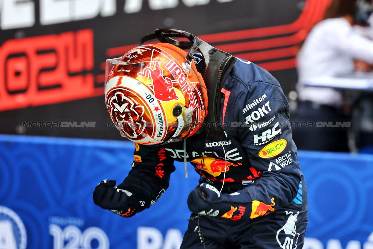 GP SPAGNA, Gara winner Max Verstappen (NLD) Red Bull Racing celebrates in parc ferme.

23.06.2024. Formula 1 World Championship, Rd 10, Spanish Grand Prix, Barcelona, Spain, Gara Day.

- www.xpbimages.com, EMail: requests@xpbimages.com © Copyright: Batchelor / XPB Images