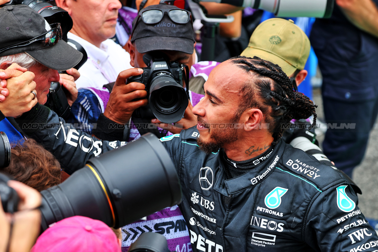 GP SPAGNA, Lewis Hamilton (GBR) Mercedes AMG F1 celebrates his third position with the team in parc ferme.

23.06.2024. Formula 1 World Championship, Rd 10, Spanish Grand Prix, Barcelona, Spain, Gara Day.

- www.xpbimages.com, EMail: requests@xpbimages.com © Copyright: Batchelor / XPB Images