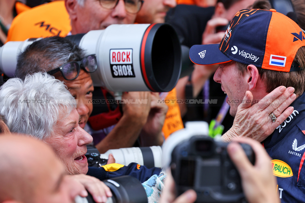 GP SPAGNA, Gara winner Max Verstappen (NLD) Red Bull Racing celebrates in parc ferme.

23.06.2024. Formula 1 World Championship, Rd 10, Spanish Grand Prix, Barcelona, Spain, Gara Day.

- www.xpbimages.com, EMail: requests@xpbimages.com © Copyright: Batchelor / XPB Images