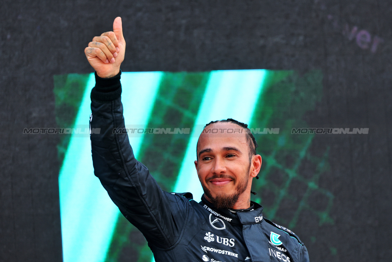 GP SPAGNA, Lewis Hamilton (GBR) Mercedes AMG F1 celebrates his third position on the podium.

23.06.2024. Formula 1 World Championship, Rd 10, Spanish Grand Prix, Barcelona, Spain, Gara Day.

- www.xpbimages.com, EMail: requests@xpbimages.com © Copyright: Batchelor / XPB Images