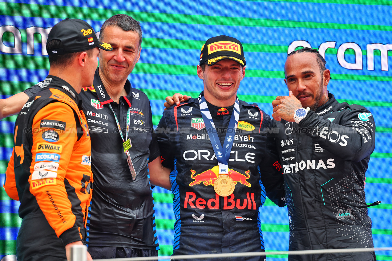 GP SPAGNA, The podium (L to R): Lando Norris (GBR) McLaren, second; Max Verstappen (NLD) Red Bull Racing, vincitore; Lewis Hamilton (GBR) Mercedes AMG F1, third.

23.06.2024. Formula 1 World Championship, Rd 10, Spanish Grand Prix, Barcelona, Spain, Gara Day.

- www.xpbimages.com, EMail: requests@xpbimages.com © Copyright: Batchelor / XPB Images