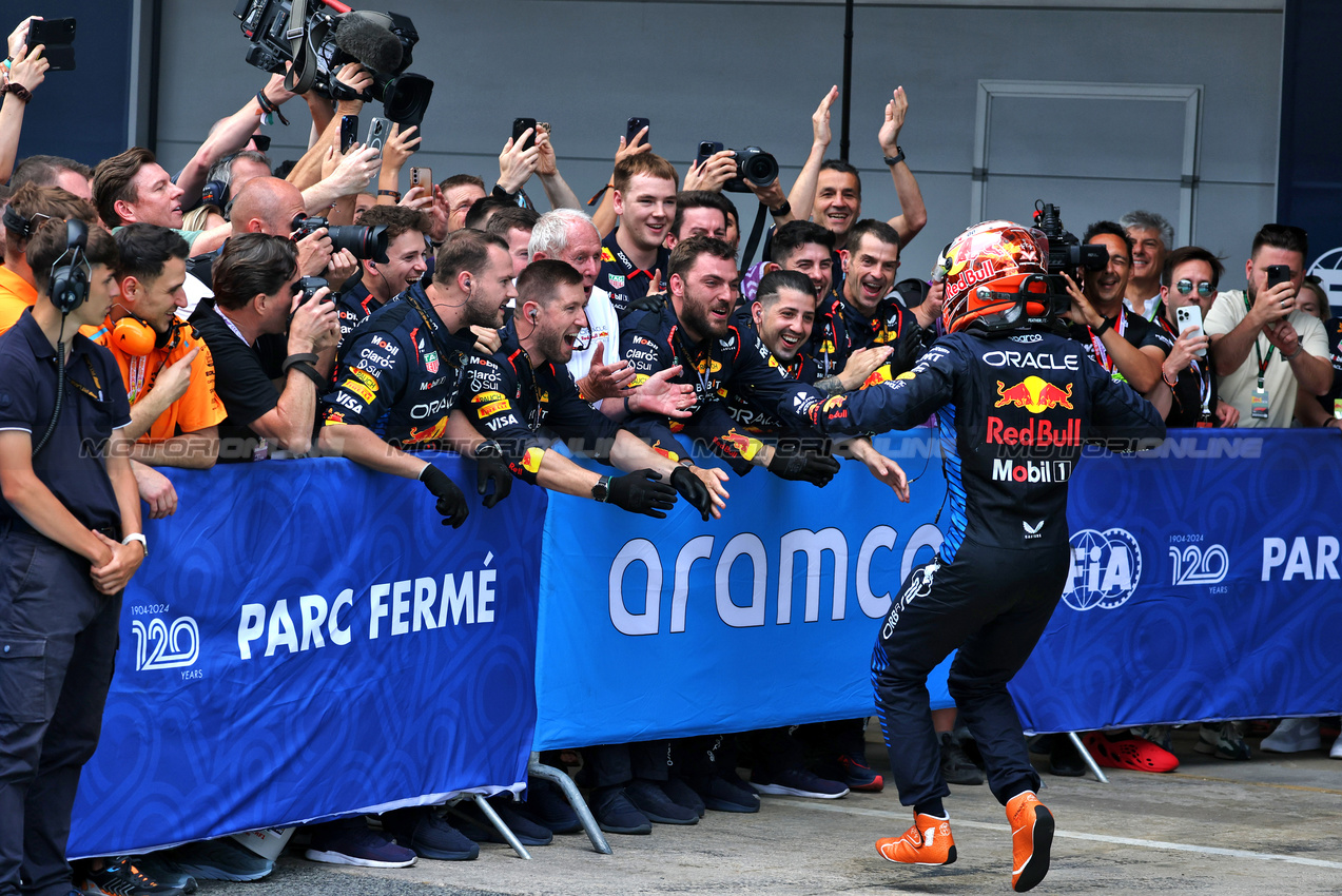 GP SPAGNA, Gara winner Max Verstappen (NLD) Red Bull Racing celebrates with the team in parc ferme.

23.06.2024. Formula 1 World Championship, Rd 10, Spanish Grand Prix, Barcelona, Spain, Gara Day.

- www.xpbimages.com, EMail: requests@xpbimages.com © Copyright: Moy / XPB Images