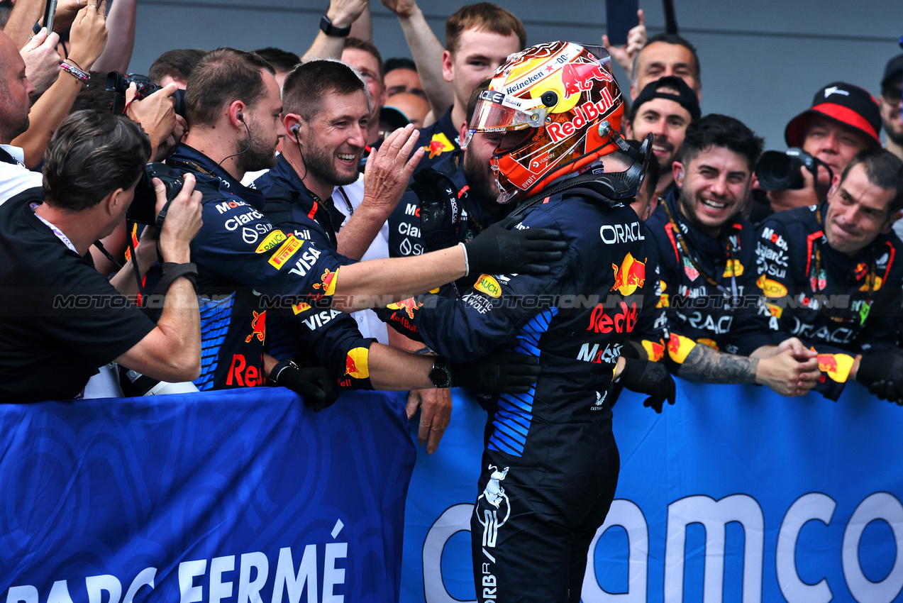 GP SPAGNA, Gara winner Max Verstappen (NLD) Red Bull Racing celebrates with the team in parc ferme.

23.06.2024. Formula 1 World Championship, Rd 10, Spanish Grand Prix, Barcelona, Spain, Gara Day.

- www.xpbimages.com, EMail: requests@xpbimages.com © Copyright: Moy / XPB Images