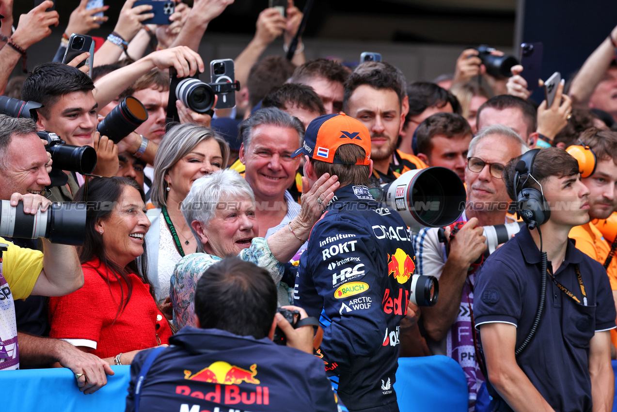 GP SPAGNA, Gara winner Max Verstappen (NLD) Red Bull Racing celebrates with his mother Sophie Kumpen, e his grandmother in parc ferme.

23.06.2024. Formula 1 World Championship, Rd 10, Spanish Grand Prix, Barcelona, Spain, Gara Day.

- www.xpbimages.com, EMail: requests@xpbimages.com © Copyright: Moy / XPB Images