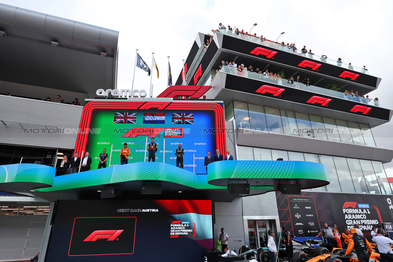 GP SPAGNA, The podium (L to R): Lando Norris (GBR) McLaren, second; Max Verstappen (NLD) Red Bull Racing, vincitore; Lewis Hamilton (GBR) Mercedes AMG F1, third.

23.06.2024. Formula 1 World Championship, Rd 10, Spanish Grand Prix, Barcelona, Spain, Gara Day.

- www.xpbimages.com, EMail: requests@xpbimages.com © Copyright: Moy / XPB Images