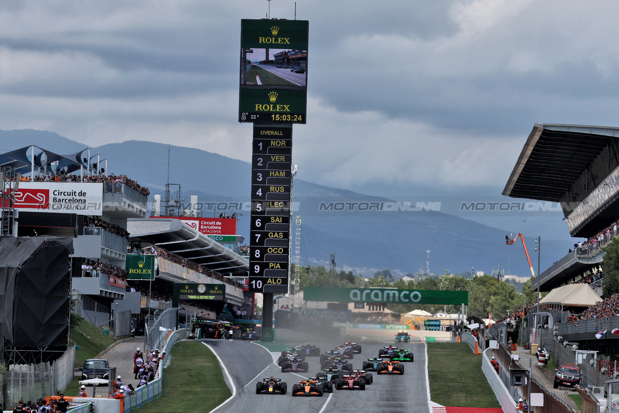 GP SPAGNA, Lando Norris (GBR) McLaren MCL38 davanti a Max Verstappen (NLD) Red Bull Racing RB20 at the partenza of the race.

23.06.2024. Formula 1 World Championship, Rd 10, Spanish Grand Prix, Barcelona, Spain, Gara Day.

- www.xpbimages.com, EMail: requests@xpbimages.com © Copyright: Moy / XPB Images