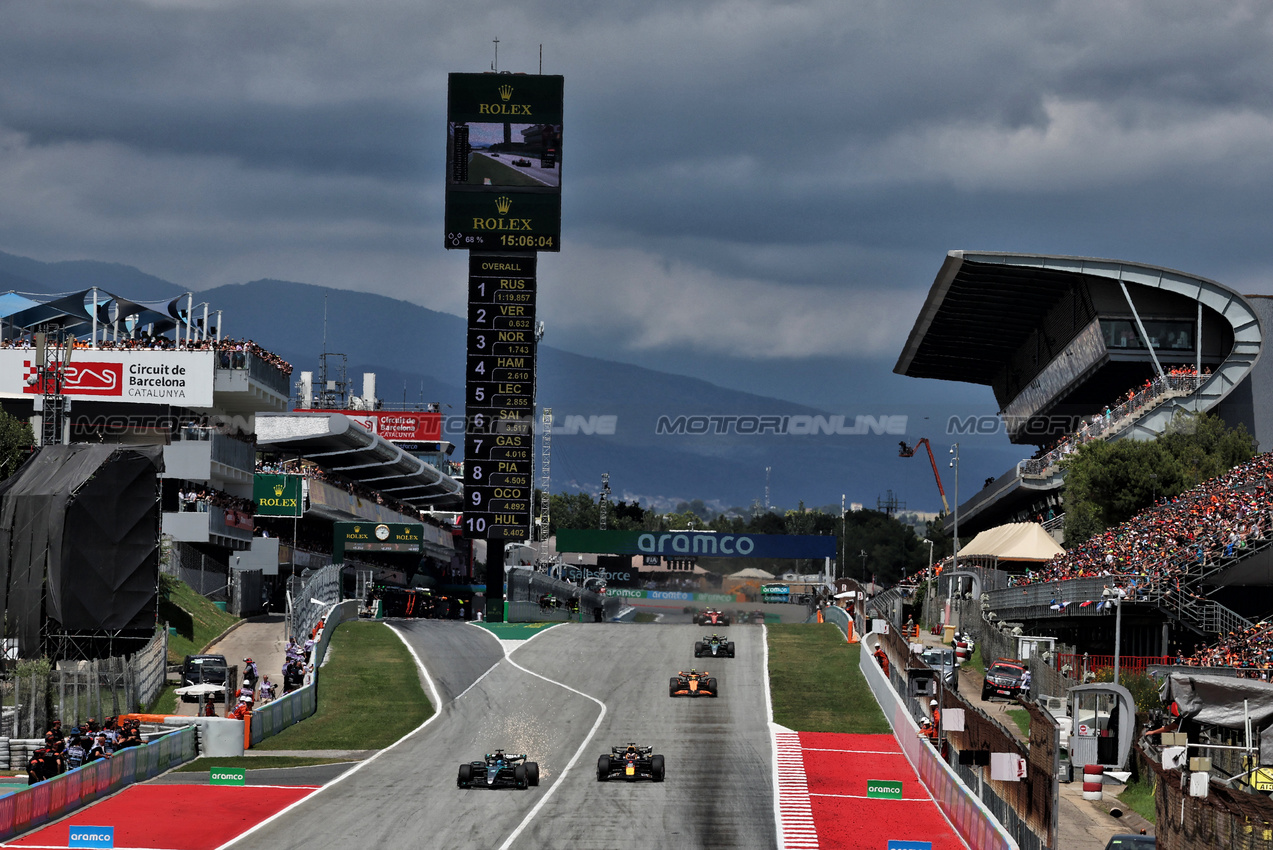 GP SPAGNA, George Russell (GBR) Mercedes AMG F1 W15 loses the lead to Max Verstappen (NLD) Red Bull Racing RB20.

23.06.2024. Formula 1 World Championship, Rd 10, Spanish Grand Prix, Barcelona, Spain, Gara Day.

- www.xpbimages.com, EMail: requests@xpbimages.com © Copyright: Moy / XPB Images