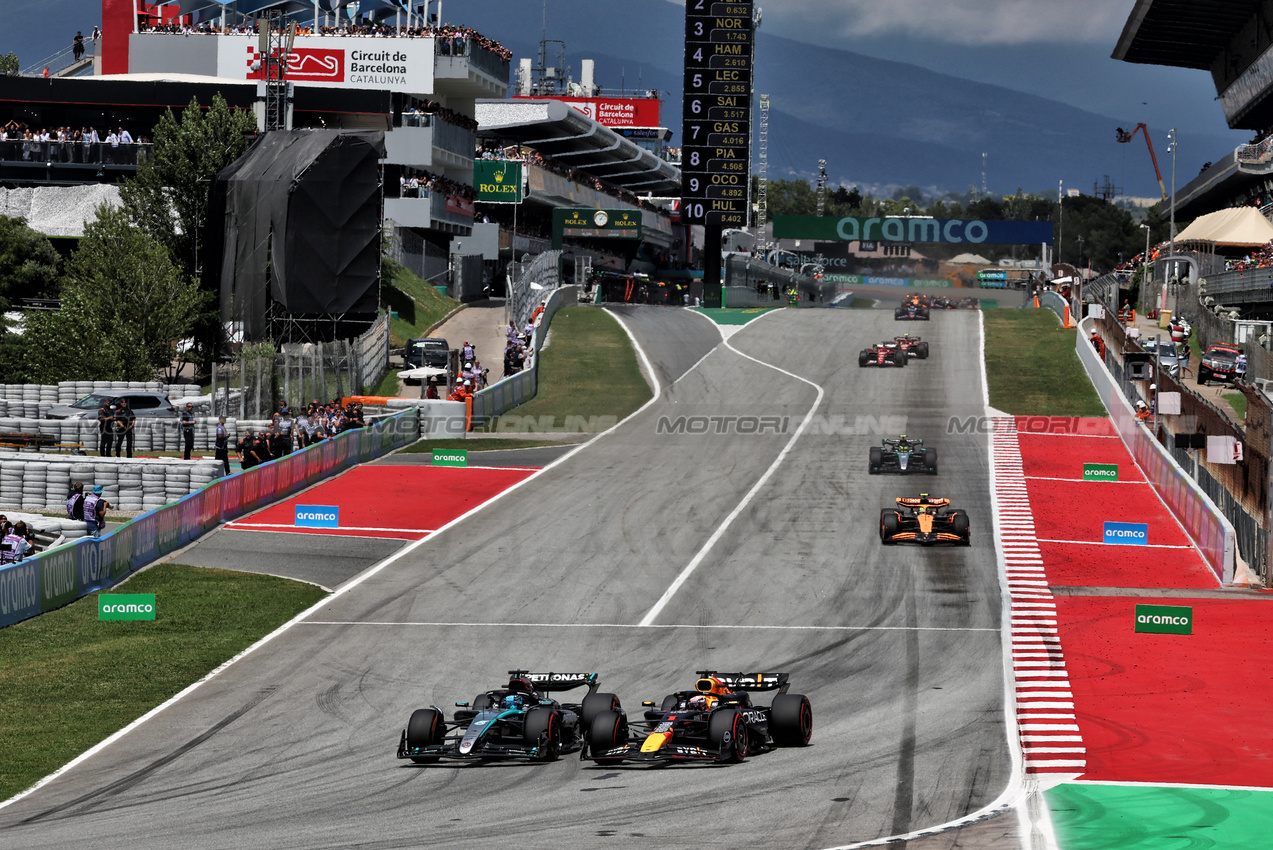 GP SPAGNA, George Russell (GBR) Mercedes AMG F1 W15 loses the lead to Max Verstappen (NLD) Red Bull Racing RB20.

23.06.2024. Formula 1 World Championship, Rd 10, Spanish Grand Prix, Barcelona, Spain, Gara Day.

- www.xpbimages.com, EMail: requests@xpbimages.com © Copyright: Moy / XPB Images