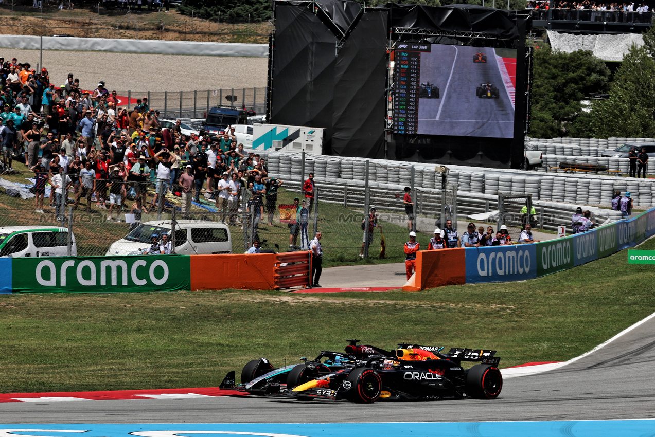 GP SPAGNA, George Russell (GBR) Mercedes AMG F1 W15 loses the lead to Max Verstappen (NLD) Red Bull Racing RB20.

23.06.2024. Formula 1 World Championship, Rd 10, Spanish Grand Prix, Barcelona, Spain, Gara Day.

- www.xpbimages.com, EMail: requests@xpbimages.com © Copyright: Moy / XPB Images