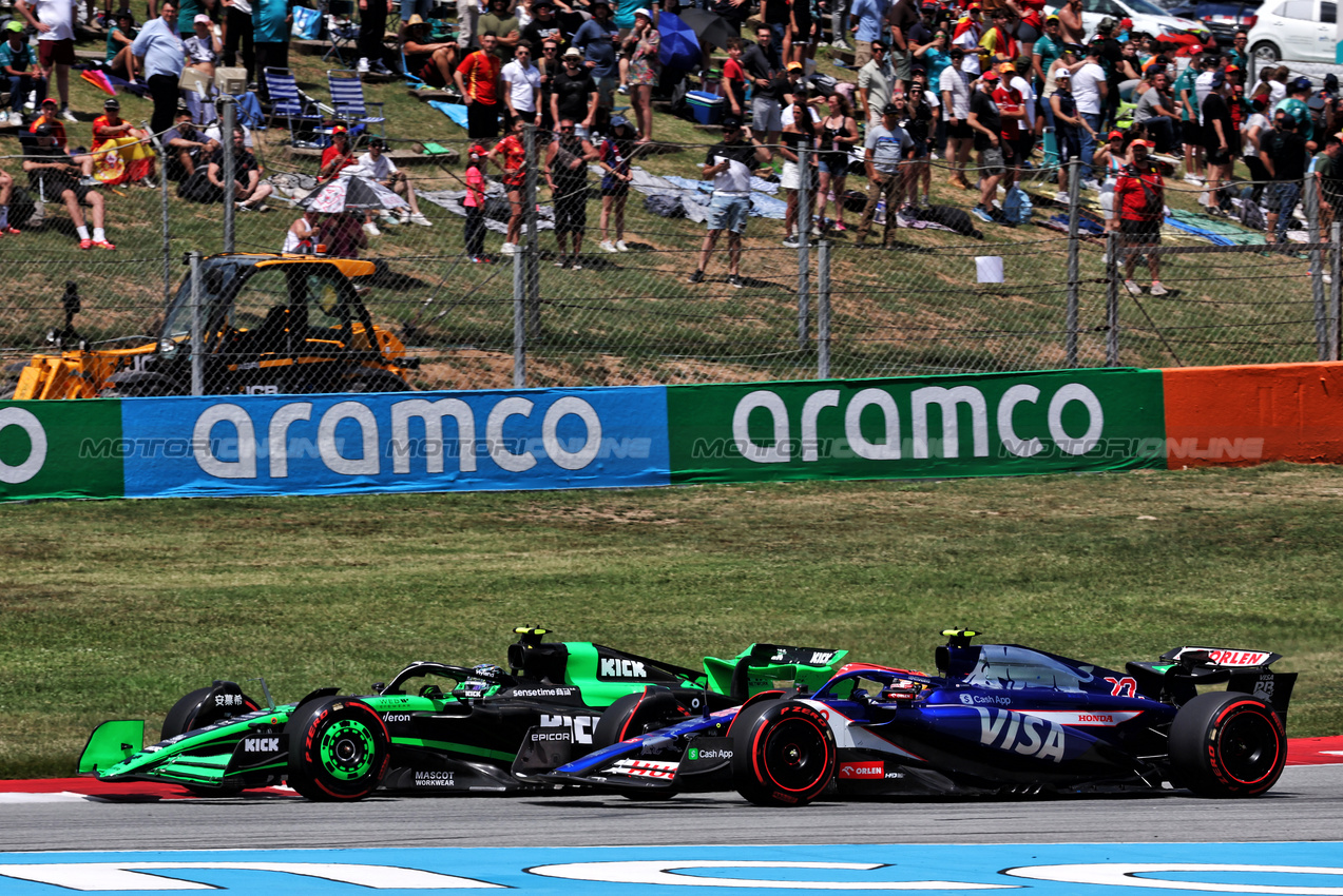 GP SPAGNA, Zhou Guanyu (CHN) Sauber C44 e Yuki Tsunoda (JPN) RB VCARB 01 battle for position.

23.06.2024. Formula 1 World Championship, Rd 10, Spanish Grand Prix, Barcelona, Spain, Gara Day.

- www.xpbimages.com, EMail: requests@xpbimages.com © Copyright: Moy / XPB Images