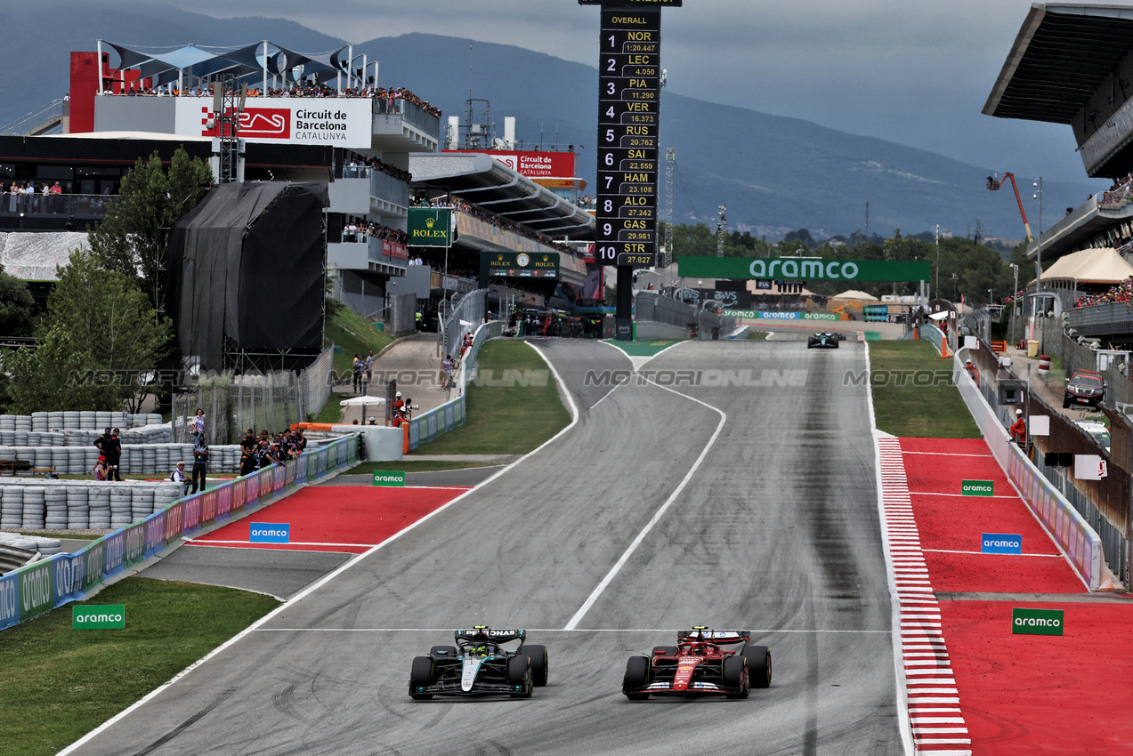 GP SPAGNA, Lewis Hamilton (GBR) Mercedes AMG F1 W15 e George Russell (GBR) Mercedes AMG F1 W15 battle for position.

23.06.2024. Formula 1 World Championship, Rd 10, Spanish Grand Prix, Barcelona, Spain, Gara Day.

- www.xpbimages.com, EMail: requests@xpbimages.com © Copyright: Moy / XPB Images