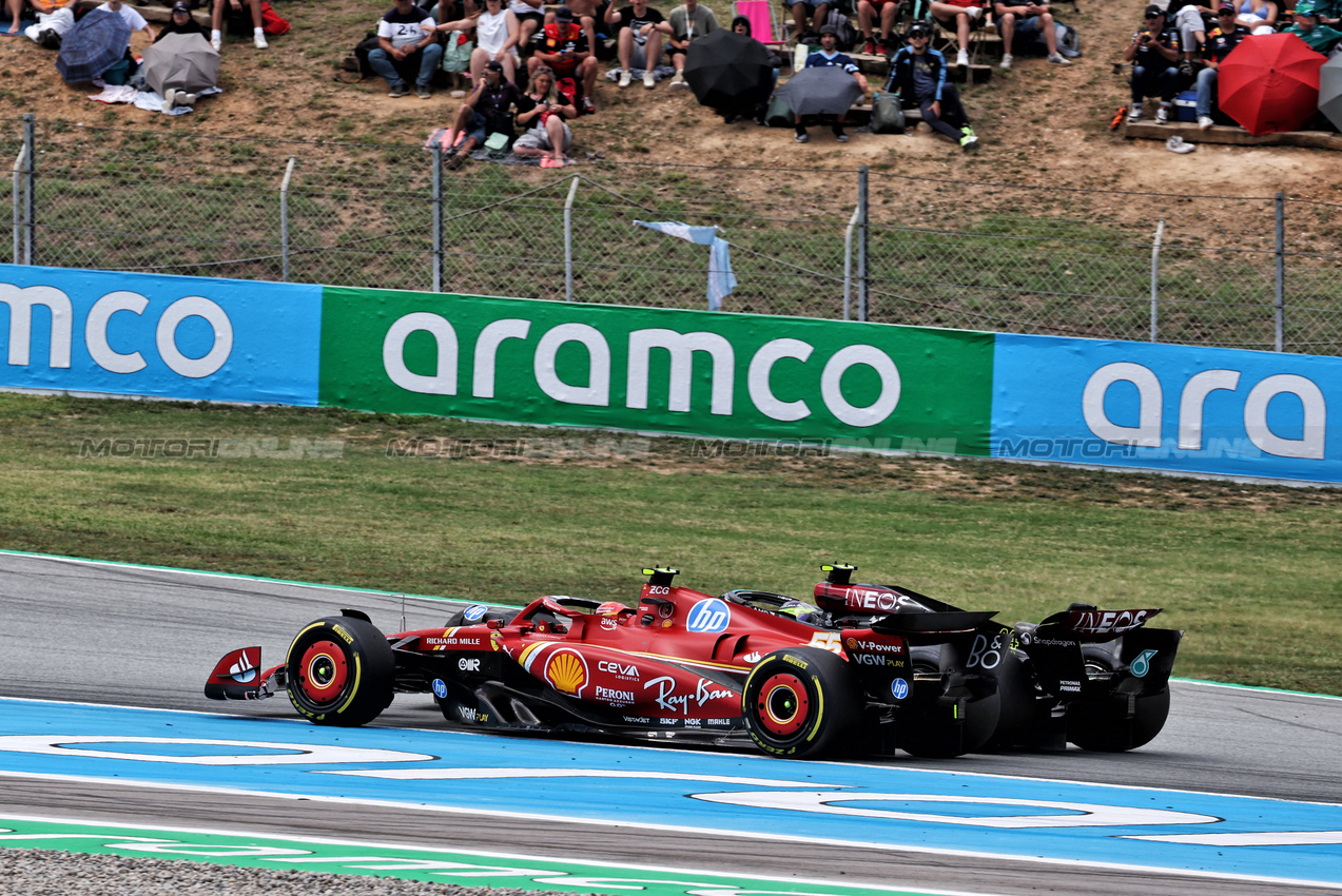 GP SPAGNA, Lewis Hamilton (GBR) Mercedes AMG F1 W15 e George Russell (GBR) Mercedes AMG F1 W15 battle for position.

23.06.2024. Formula 1 World Championship, Rd 10, Spanish Grand Prix, Barcelona, Spain, Gara Day.

- www.xpbimages.com, EMail: requests@xpbimages.com © Copyright: Moy / XPB Images