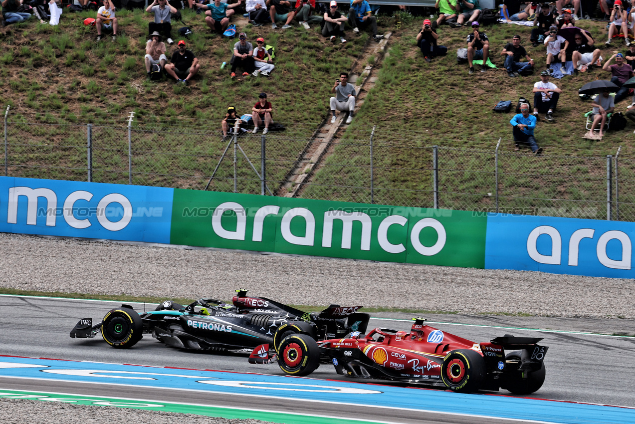 GP SPAGNA, Lewis Hamilton (GBR) Mercedes AMG F1 W15 e George Russell (GBR) Mercedes AMG F1 W15 battle for position.

23.06.2024. Formula 1 World Championship, Rd 10, Spanish Grand Prix, Barcelona, Spain, Gara Day.

- www.xpbimages.com, EMail: requests@xpbimages.com © Copyright: Moy / XPB Images