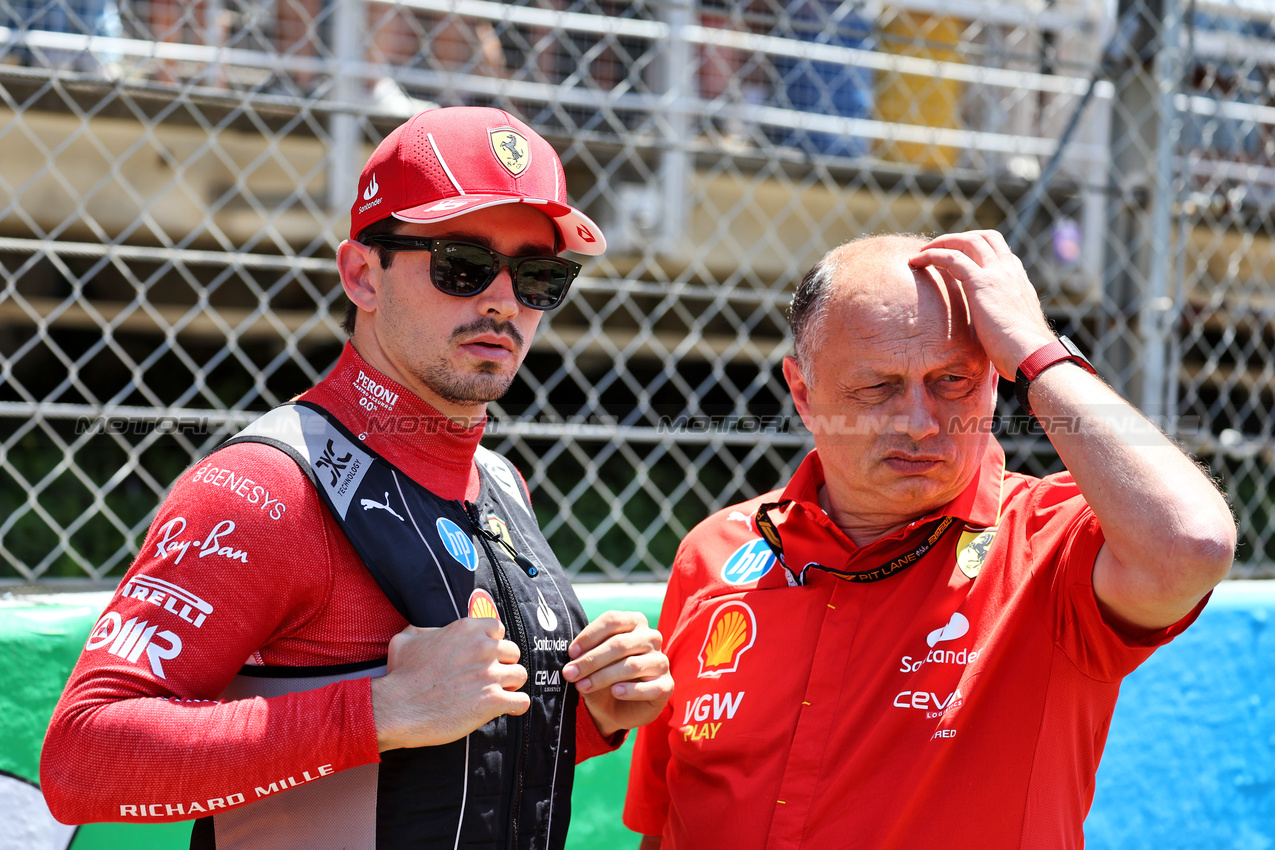 GP SPAGNA, (L to R): Charles Leclerc (MON) Ferrari with Frederic Vasseur (FRA) Ferrari Team Principal on the grid.

23.06.2024. Formula 1 World Championship, Rd 10, Spanish Grand Prix, Barcelona, Spain, Gara Day.

- www.xpbimages.com, EMail: requests@xpbimages.com © Copyright: Moy / XPB Images