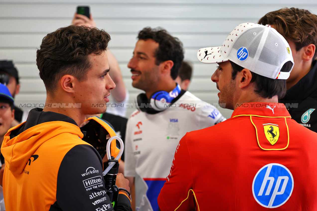 GP SPAGNA, (L to R): Lando Norris (GBR) McLaren e Carlos Sainz Jr (ESP) Ferrari on the drivers' parade.

23.06.2024. Formula 1 World Championship, Rd 10, Spanish Grand Prix, Barcelona, Spain, Gara Day.

- www.xpbimages.com, EMail: requests@xpbimages.com © Copyright: Batchelor / XPB Images