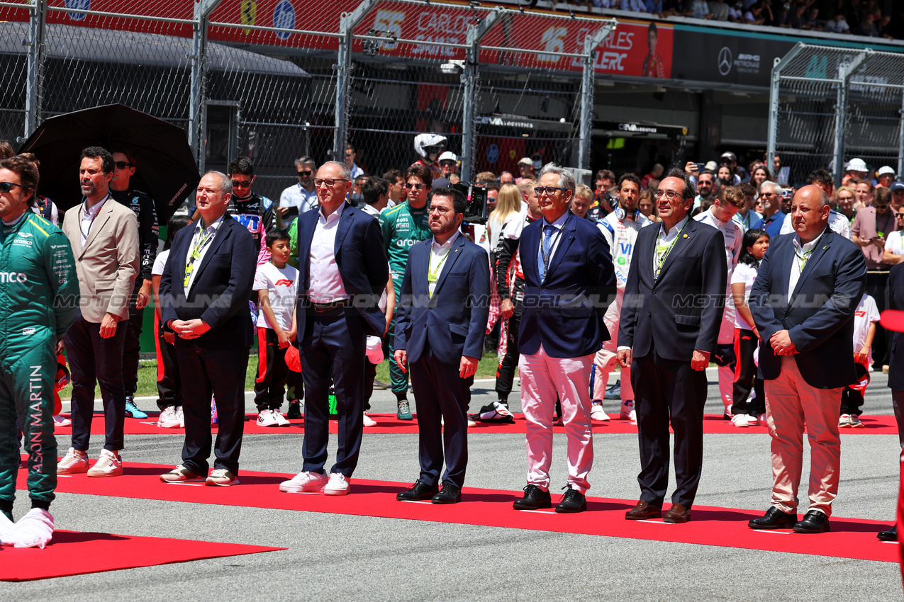 GP SPAGNA, Stefano Domenicali (ITA) Formula One President e CEO with dignitaries on the grid.

23.06.2024. Formula 1 World Championship, Rd 10, Spanish Grand Prix, Barcelona, Spain, Gara Day.

- www.xpbimages.com, EMail: requests@xpbimages.com © Copyright: Moy / XPB Images