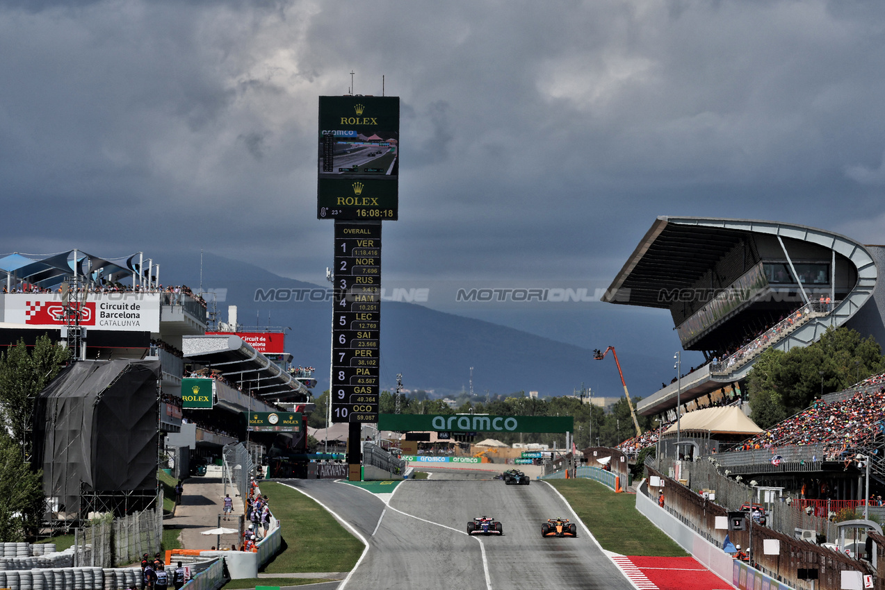 GP SPAGNA, Daniel Ricciardo (AUS) RB VCARB 01 e Lando Norris (GBR) McLaren MCL38.

23.06.2024. Formula 1 World Championship, Rd 10, Spanish Grand Prix, Barcelona, Spain, Gara Day.

- www.xpbimages.com, EMail: requests@xpbimages.com © Copyright: Moy / XPB Images