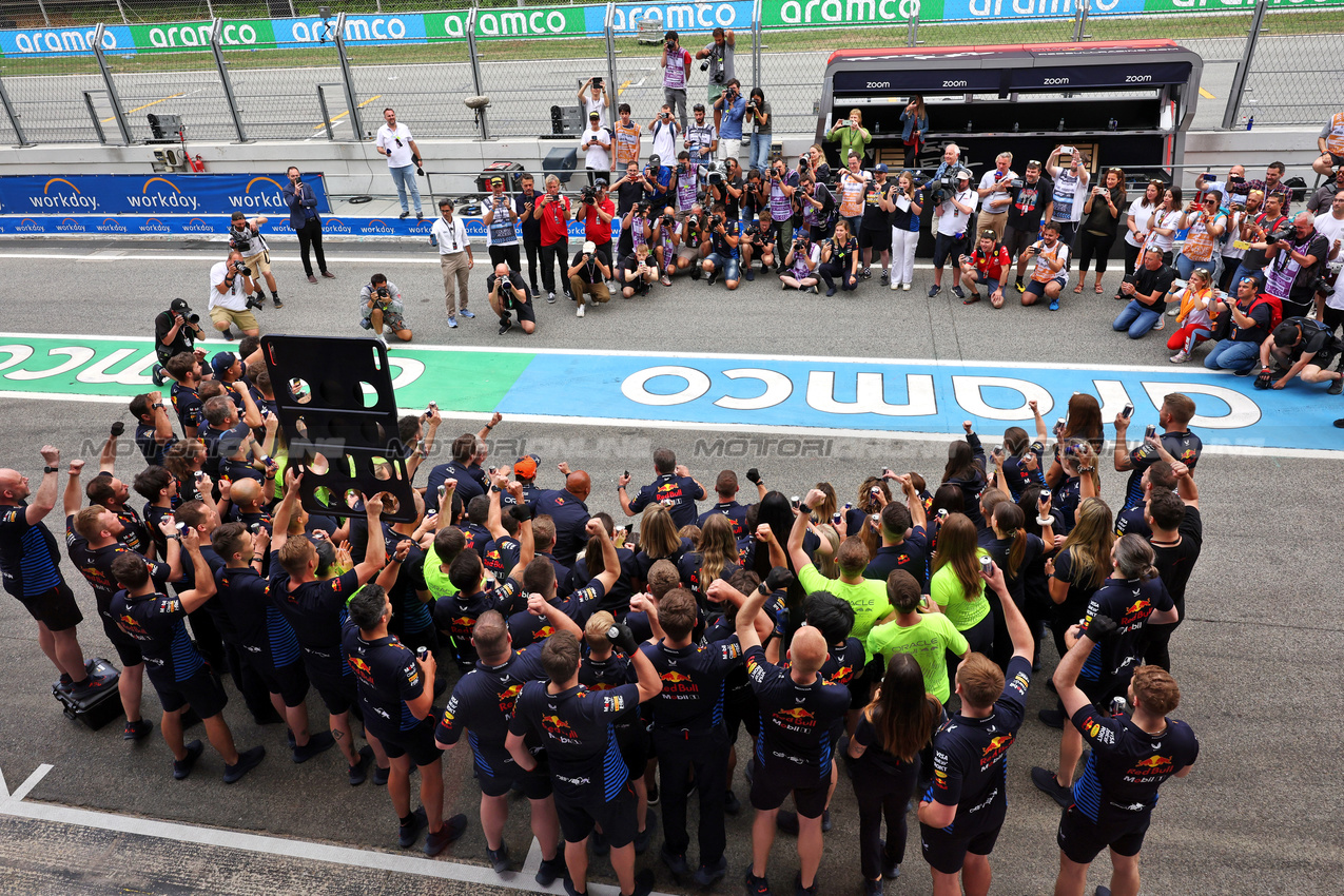 GP SPAGNA, Gara winner Max Verstappen (NLD) Red Bull Racing celebrates with the team.

23.06.2024. Formula 1 World Championship, Rd 10, Spanish Grand Prix, Barcelona, Spain, Gara Day.

- www.xpbimages.com, EMail: requests@xpbimages.com © Copyright: Moy / XPB Images