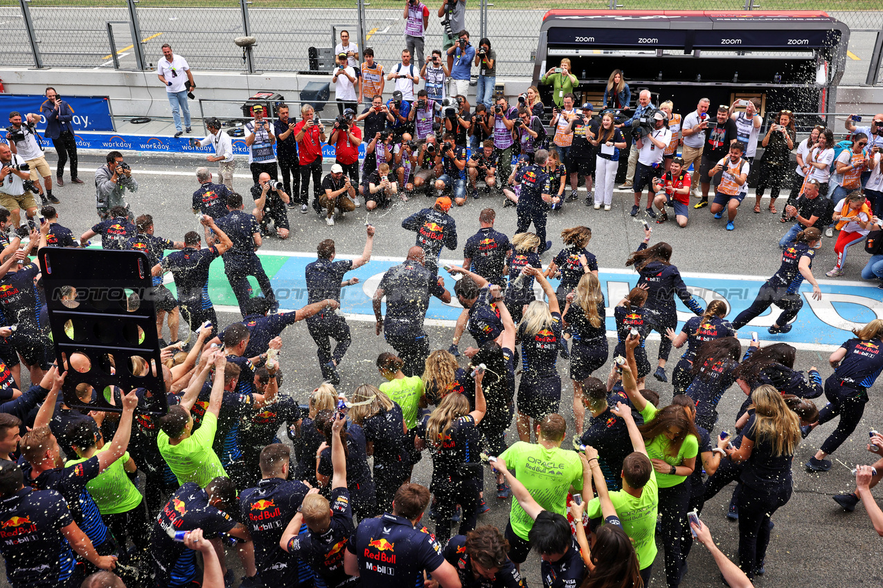 GP SPAGNA, Gara winner Max Verstappen (NLD) Red Bull Racing celebrates with the team.

23.06.2024. Formula 1 World Championship, Rd 10, Spanish Grand Prix, Barcelona, Spain, Gara Day.

- www.xpbimages.com, EMail: requests@xpbimages.com © Copyright: Moy / XPB Images