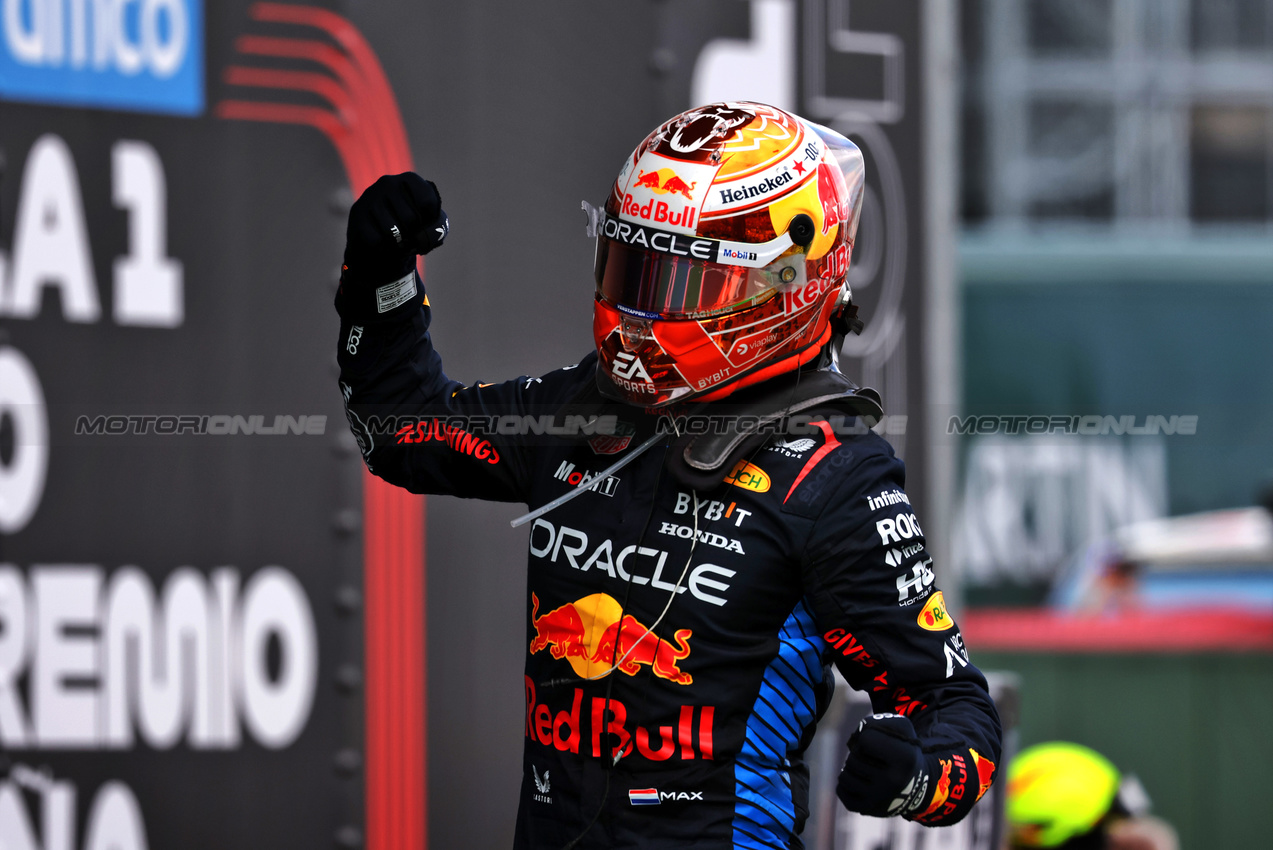 GP SPAGNA, Gara winner Max Verstappen (NLD) Red Bull Racing celebrates in parc ferme.

23.06.2024. Formula 1 World Championship, Rd 10, Spanish Grand Prix, Barcelona, Spain, Gara Day.

- www.xpbimages.com, EMail: requests@xpbimages.com © Copyright: Rew / XPB Images