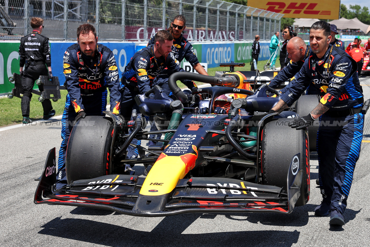GP SPAGNA, Max Verstappen (NLD) Red Bull Racing RB20 on the grid.

23.06.2024. Formula 1 World Championship, Rd 10, Spanish Grand Prix, Barcelona, Spain, Gara Day.

- www.xpbimages.com, EMail: requests@xpbimages.com © Copyright: Rew / XPB Images