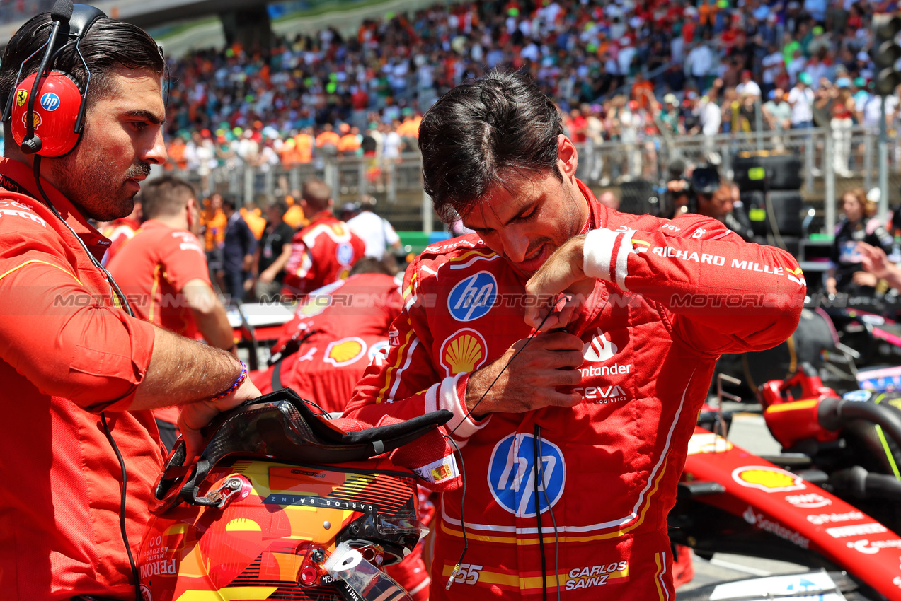 GP SPAGNA, Carlos Sainz Jr (ESP) Ferrari on the grid.

23.06.2024. Formula 1 World Championship, Rd 10, Spanish Grand Prix, Barcelona, Spain, Gara Day.

- www.xpbimages.com, EMail: requests@xpbimages.com © Copyright: Rew / XPB Images