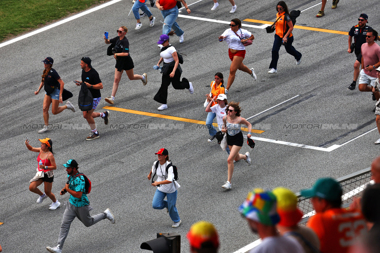 GP SPAGNA, Circuit Atmosfera - fans invade the circuit after the end of the race.

23.06.2024. Formula 1 World Championship, Rd 10, Spanish Grand Prix, Barcelona, Spain, Gara Day.

 - www.xpbimages.com, EMail: requests@xpbimages.com © Copyright: Coates / XPB Images