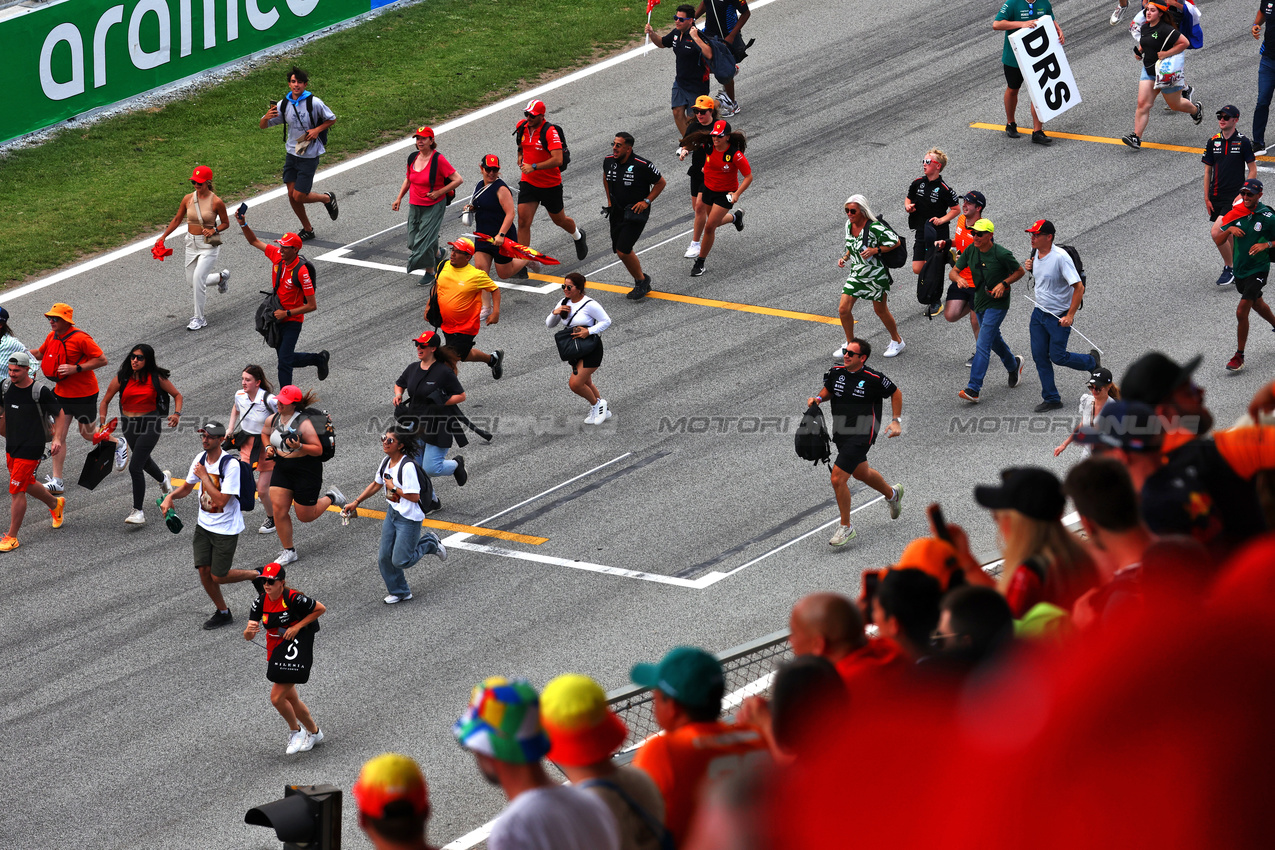 GP SPAGNA, Circuit Atmosfera - fans invade the circuit after the end of the race.

23.06.2024. Formula 1 World Championship, Rd 10, Spanish Grand Prix, Barcelona, Spain, Gara Day.

 - www.xpbimages.com, EMail: requests@xpbimages.com © Copyright: Coates / XPB Images