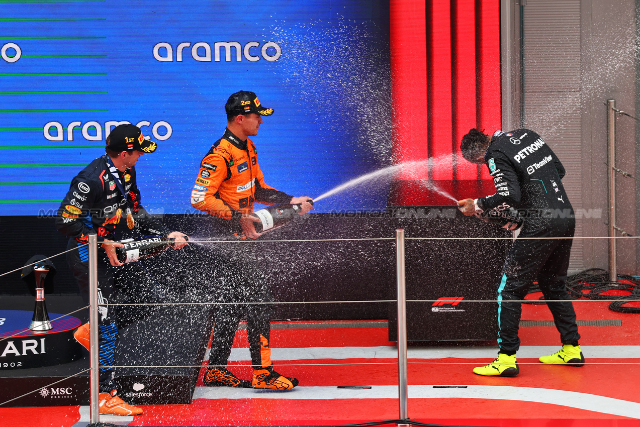 GP SPAGNA, The podium (L to R): Lando Norris (GBR) McLaren, second; Max Verstappen (NLD) Red Bull Racing, vincitore; Lewis Hamilton (GBR) Mercedes AMG F1, third.

23.06.2024. Formula 1 World Championship, Rd 10, Spanish Grand Prix, Barcelona, Spain, Gara Day.

 - www.xpbimages.com, EMail: requests@xpbimages.com © Copyright: Coates / XPB Images