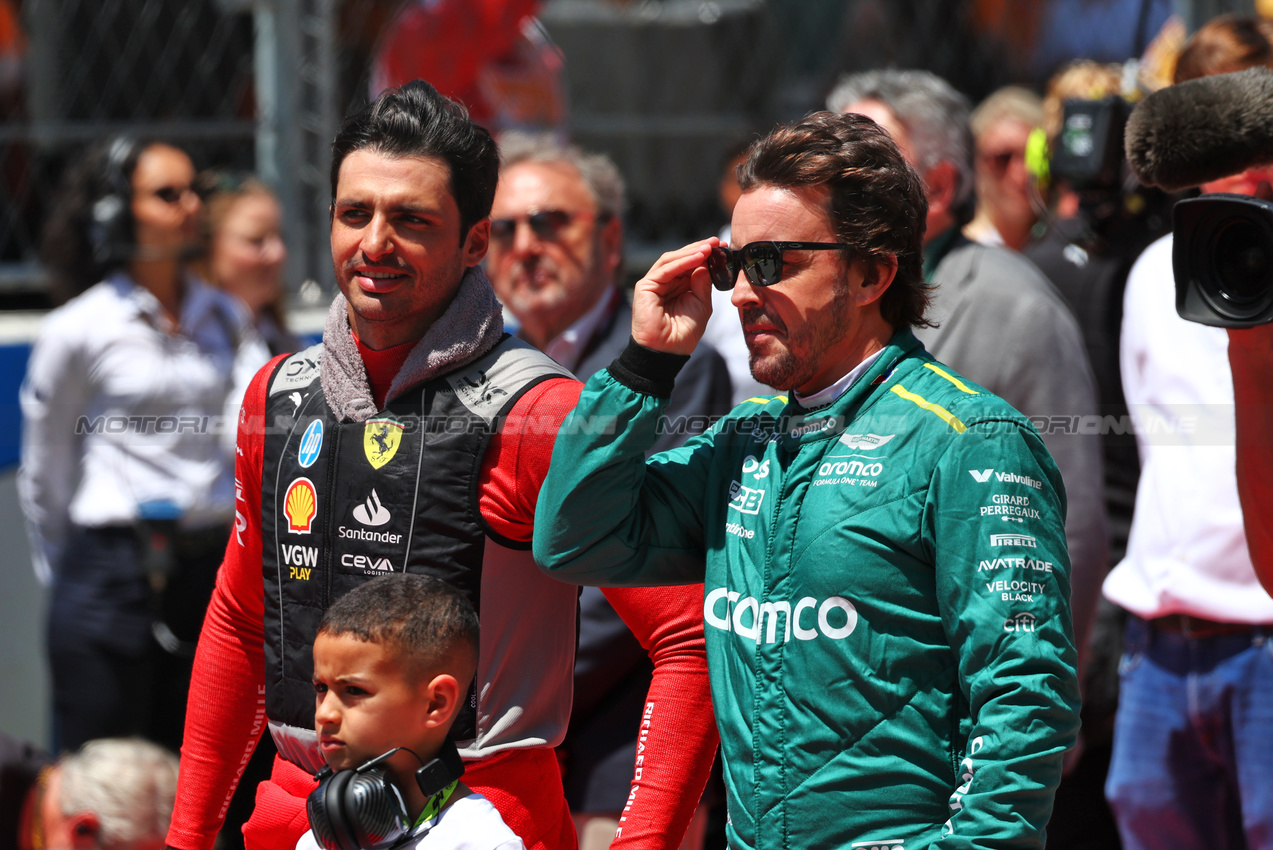 GP SPAGNA, (L to R): Carlos Sainz Jr (ESP) Ferrari e Fernando Alonso (ESP) Aston Martin F1 Team on the grid.

23.06.2024. Formula 1 World Championship, Rd 10, Spanish Grand Prix, Barcelona, Spain, Gara Day.

 - www.xpbimages.com, EMail: requests@xpbimages.com © Copyright: Coates / XPB Images