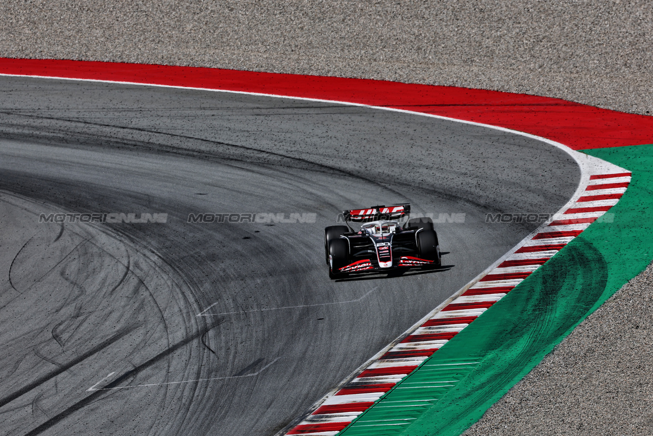 GP SPAGNA, Kevin Magnussen (DEN) Haas VF-24.

23.06.2024. Formula 1 World Championship, Rd 10, Spanish Grand Prix, Barcelona, Spain, Gara Day.

 - www.xpbimages.com, EMail: requests@xpbimages.com © Copyright: Coates / XPB Images