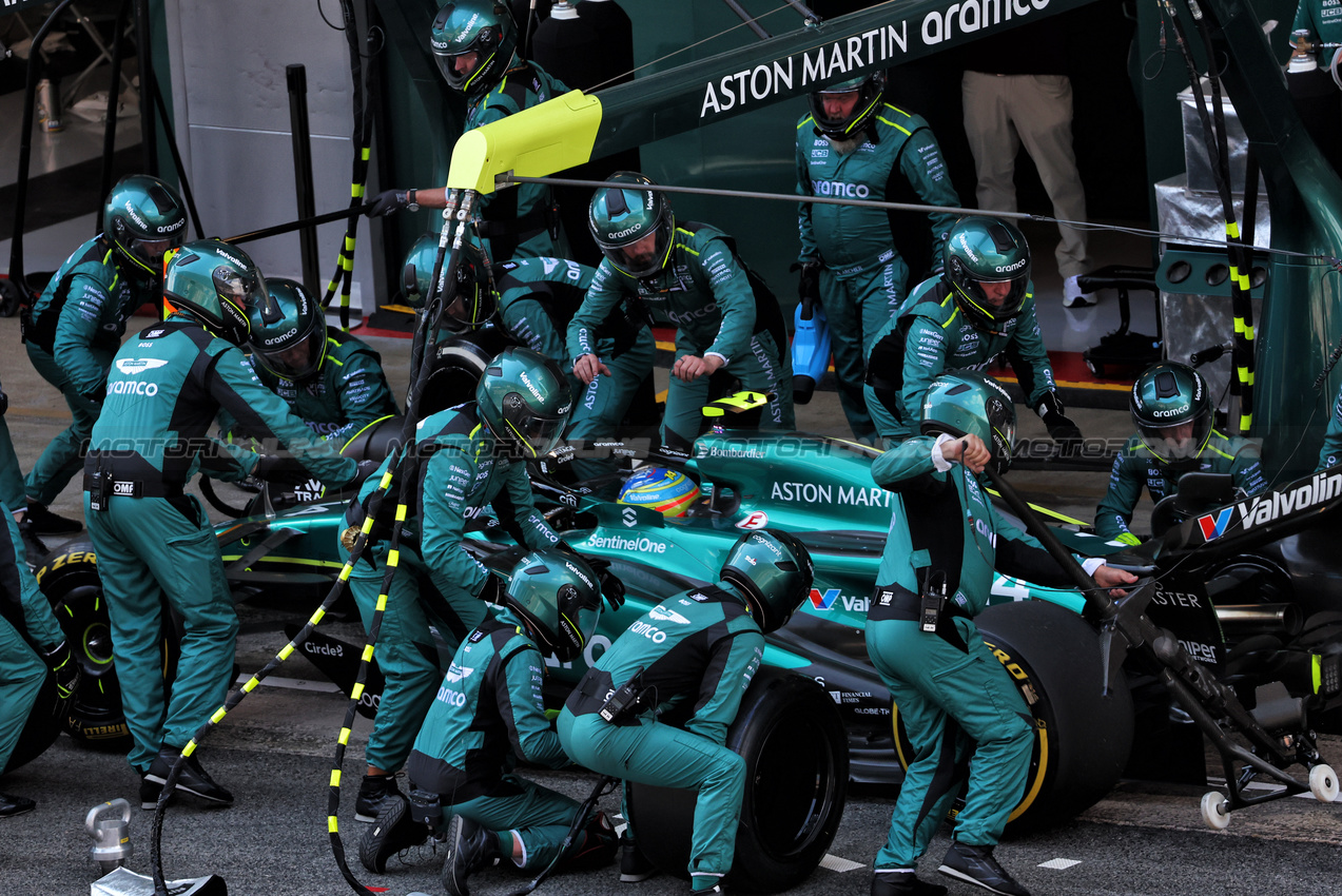 GP SPAGNA, Fernando Alonso (ESP) Aston Martin F1 Team AMR24 makes a pit stop.

23.06.2024. Formula 1 World Championship, Rd 10, Spanish Grand Prix, Barcelona, Spain, Gara Day.

 - www.xpbimages.com, EMail: requests@xpbimages.com © Copyright: Coates / XPB Images