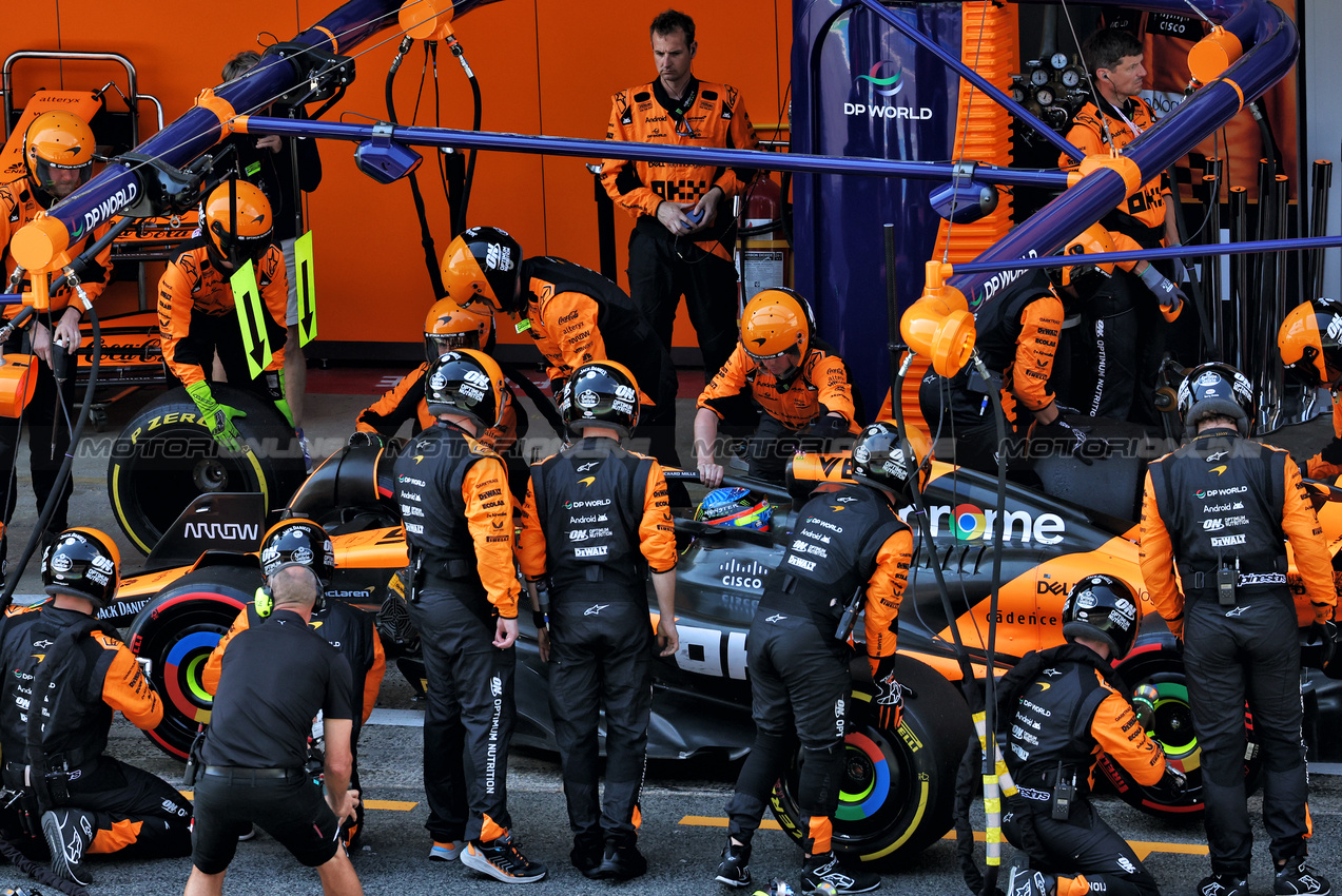 GP SPAGNA, Oscar Piastri (AUS) McLaren MCL38 makes a pit stop.

23.06.2024. Formula 1 World Championship, Rd 10, Spanish Grand Prix, Barcelona, Spain, Gara Day.

 - www.xpbimages.com, EMail: requests@xpbimages.com © Copyright: Coates / XPB Images