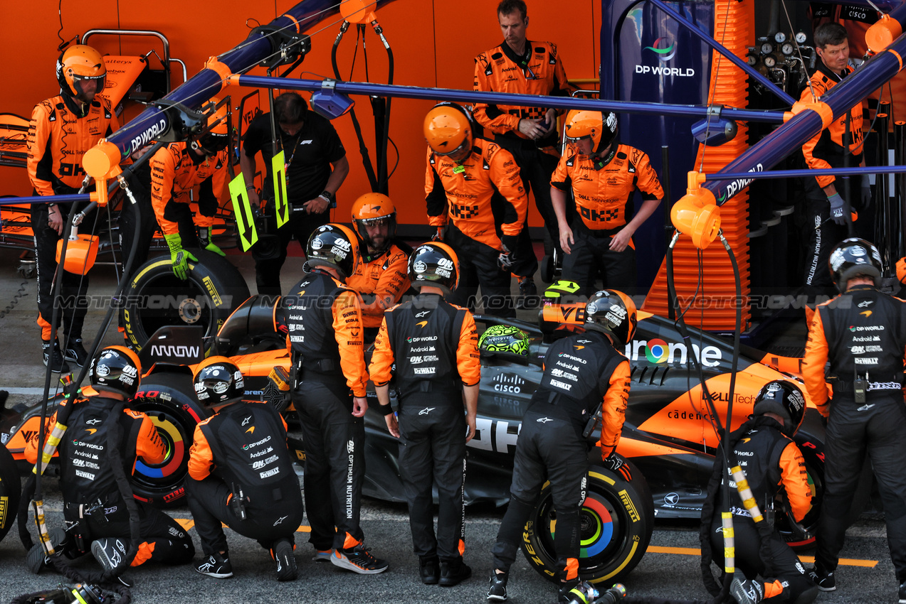 GP SPAGNA, Lando Norris (GBR) McLaren MCL38 makes a pit stop.

23.06.2024. Formula 1 World Championship, Rd 10, Spanish Grand Prix, Barcelona, Spain, Gara Day.

 - www.xpbimages.com, EMail: requests@xpbimages.com © Copyright: Coates / XPB Images