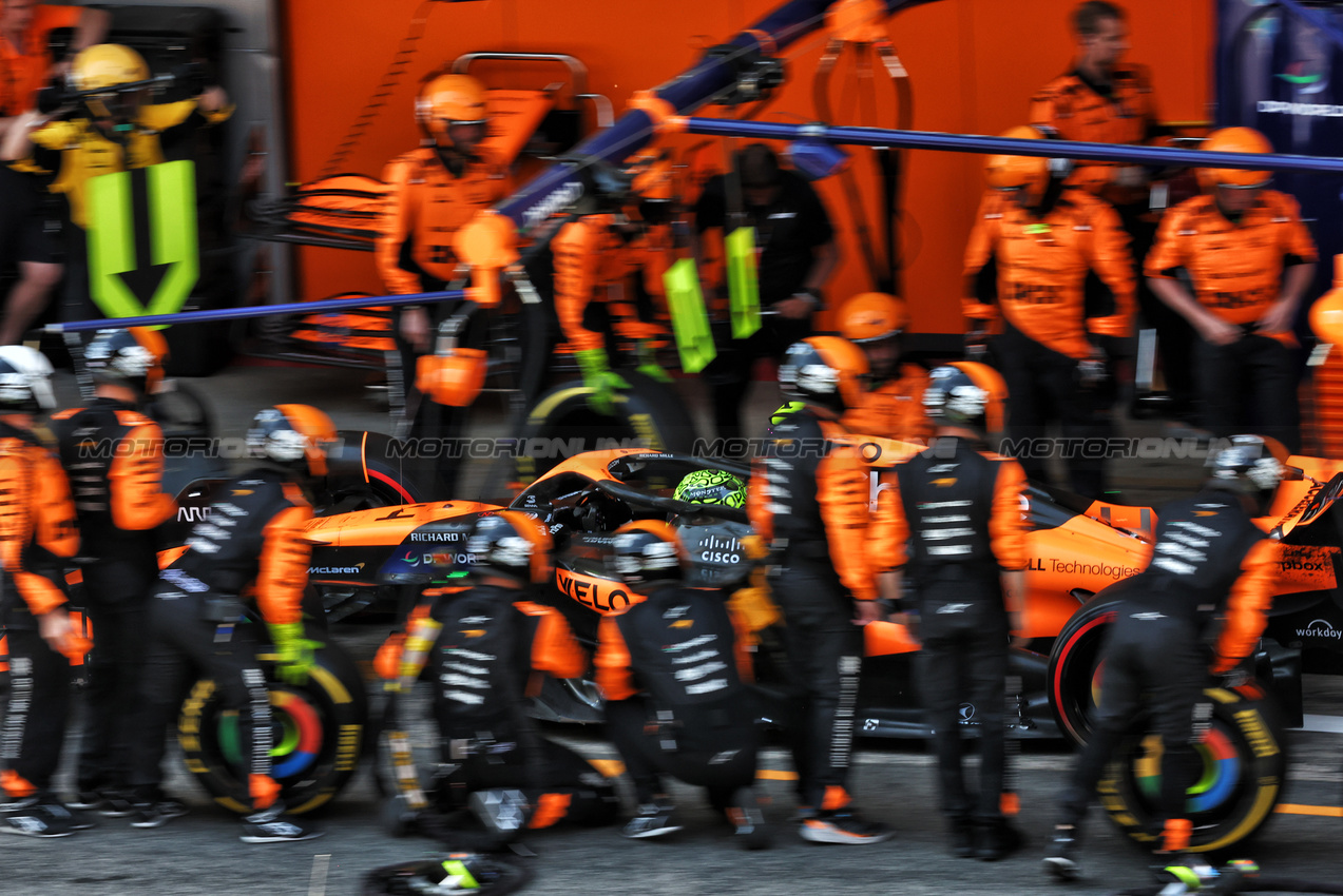 GP SPAGNA, Lando Norris (GBR) McLaren MCL38 makes a pit stop.

23.06.2024. Formula 1 World Championship, Rd 10, Spanish Grand Prix, Barcelona, Spain, Gara Day.

 - www.xpbimages.com, EMail: requests@xpbimages.com © Copyright: Coates / XPB Images