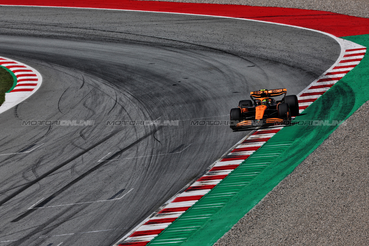 GP SPAGNA, Lando Norris (GBR) McLaren MCL38.

23.06.2024. Formula 1 World Championship, Rd 10, Spanish Grand Prix, Barcelona, Spain, Gara Day.

 - www.xpbimages.com, EMail: requests@xpbimages.com © Copyright: Coates / XPB Images