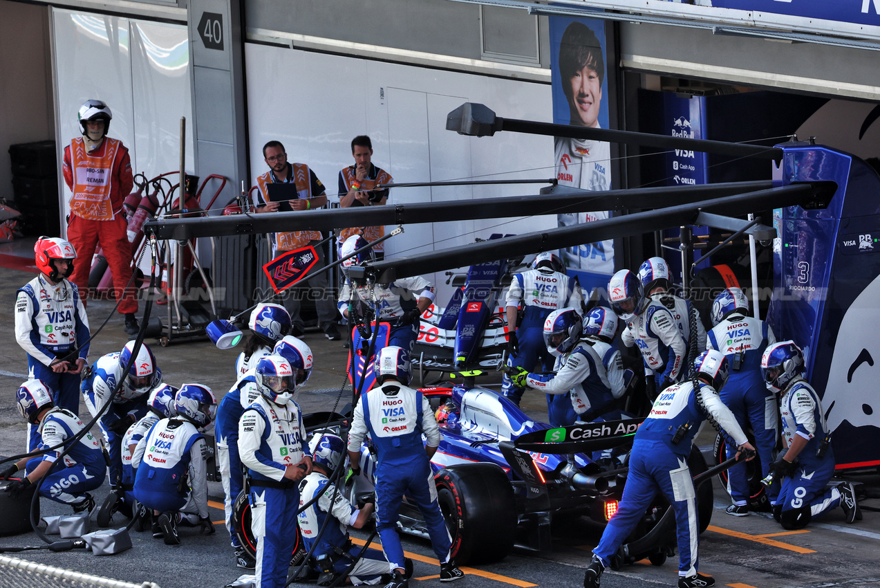 GP SPAGNA, Yuki Tsunoda (JPN) RB VCARB 01 makes a pit stop.

23.06.2024. Formula 1 World Championship, Rd 10, Spanish Grand Prix, Barcelona, Spain, Gara Day.

 - www.xpbimages.com, EMail: requests@xpbimages.com © Copyright: Coates / XPB Images