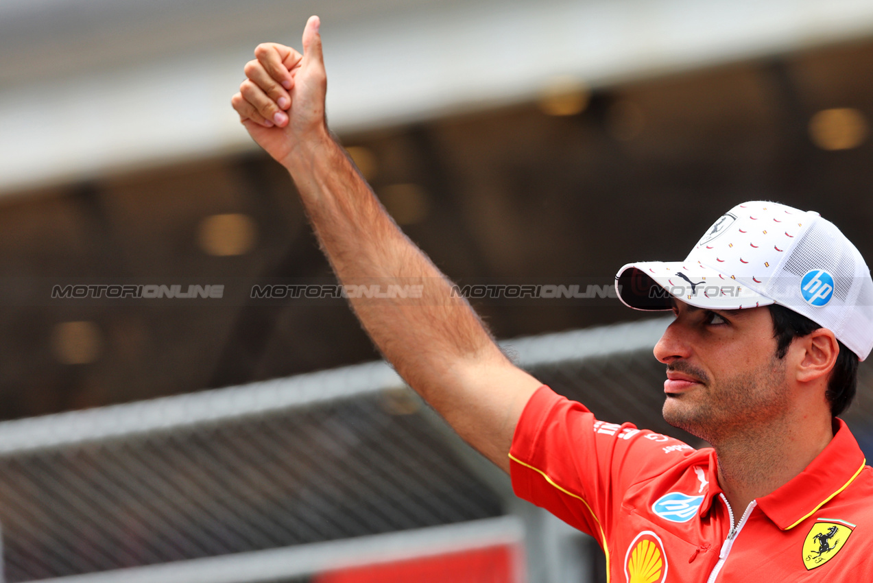 GP SPAGNA, Carlos Sainz Jr (ESP) Ferrari on the drivers' parade.

23.06.2024. Formula 1 World Championship, Rd 10, Spanish Grand Prix, Barcelona, Spain, Gara Day.

- www.xpbimages.com, EMail: requests@xpbimages.com © Copyright: Batchelor / XPB Images