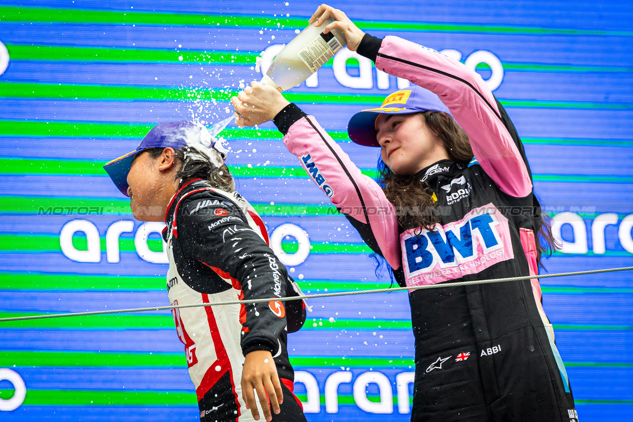 GP SPAGNA, Abbi Pulling (GBR) Rodin Motorsport (Right) celebrates her second position on the podium with vincitore Chloe Chambers (USA) Campos Racing.

23.06.2024. FIA Formula Academy, Rd 3, Gara 2, Barcelona, Spain, Domenica.

- www.xpbimages.com, EMail: requests@xpbimages.com Copyright: XPB Images