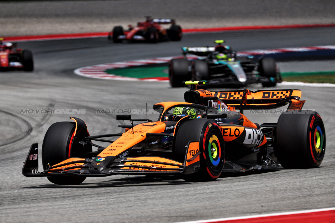 GP SPAGNA, Lando Norris (GBR) McLaren MCL38.

23.06.2024. Formula 1 World Championship, Rd 10, Spanish Grand Prix, Barcelona, Spain, Gara Day.

 - www.xpbimages.com, EMail: requests@xpbimages.com © Copyright: Coates / XPB Images