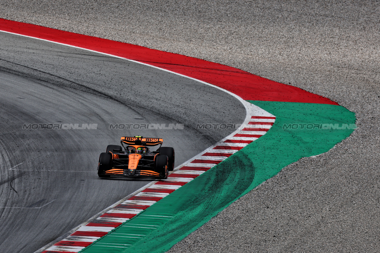 GP SPAGNA, Lando Norris (GBR) McLaren MCL38.

23.06.2024. Formula 1 World Championship, Rd 10, Spanish Grand Prix, Barcelona, Spain, Gara Day.

 - www.xpbimages.com, EMail: requests@xpbimages.com © Copyright: Coates / XPB Images