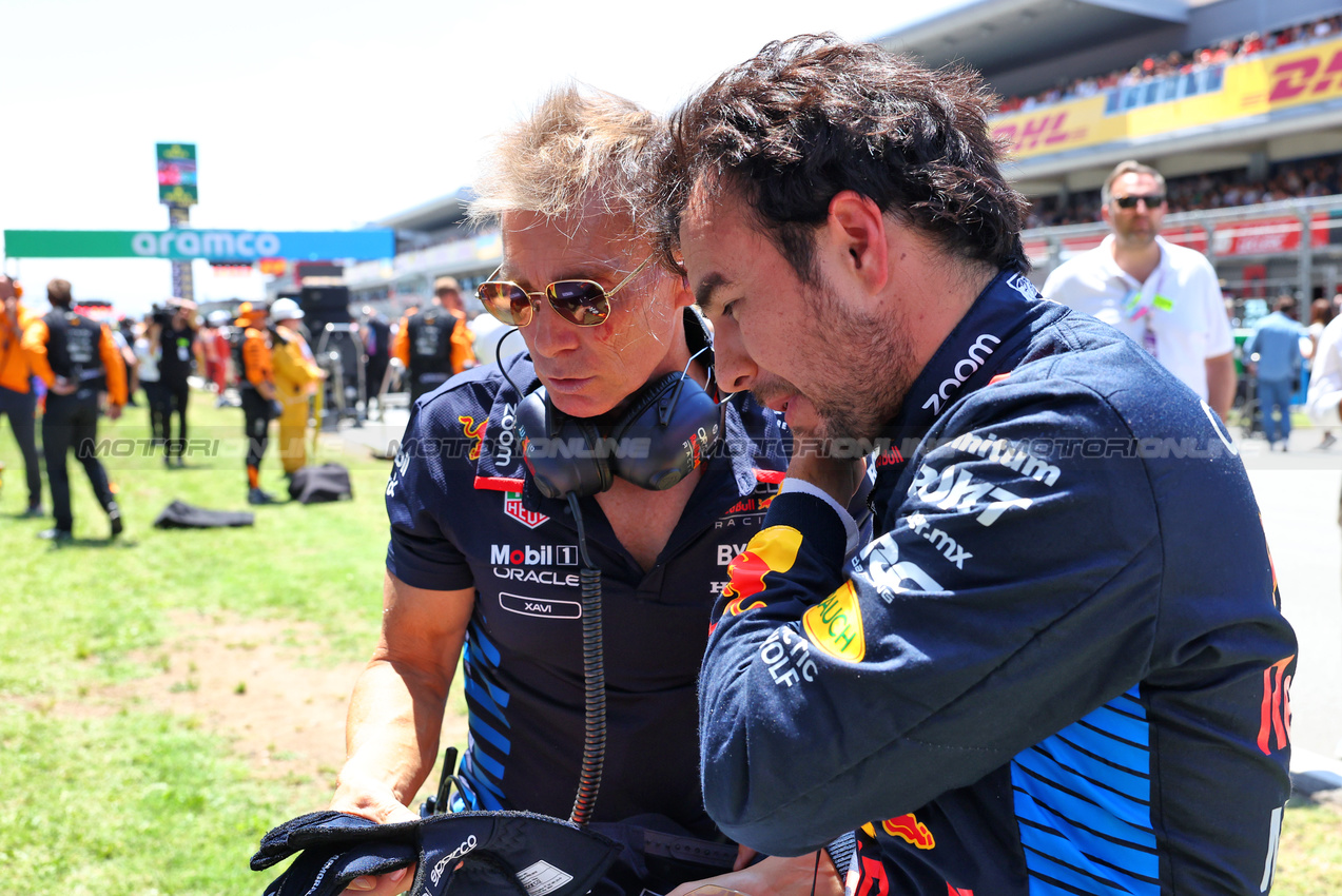 GP SPAGNA, Sergio Perez (MEX) Red Bull Racing with Xavi Martos (ESP) Red Bull Racing F1 Team Physio on the grid.

23.06.2024. Formula 1 World Championship, Rd 10, Spanish Grand Prix, Barcelona, Spain, Gara Day.

- www.xpbimages.com, EMail: requests@xpbimages.com © Copyright: Batchelor / XPB Images