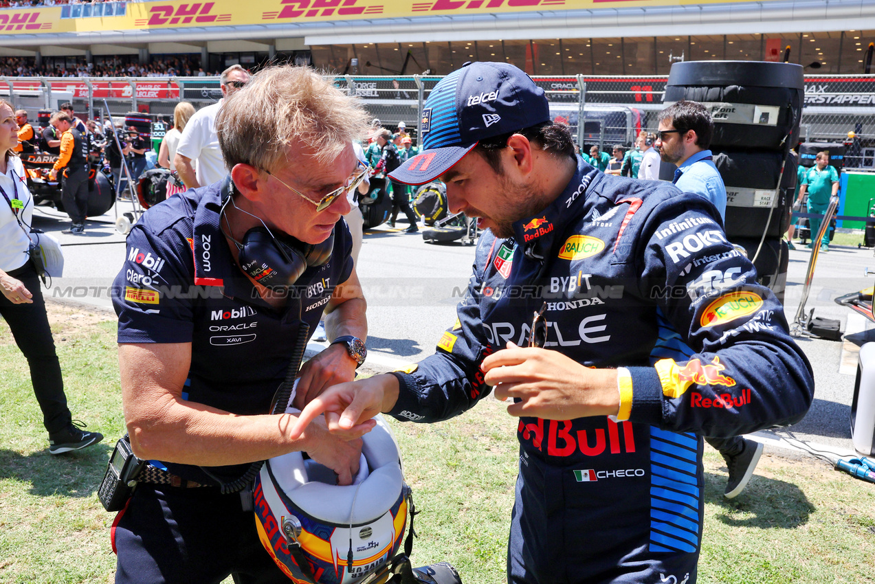 GP SPAGNA, Sergio Perez (MEX) Red Bull Racing with Xavi Martos (ESP) Red Bull Racing F1 Team Physio on the grid.

23.06.2024. Formula 1 World Championship, Rd 10, Spanish Grand Prix, Barcelona, Spain, Gara Day.

- www.xpbimages.com, EMail: requests@xpbimages.com © Copyright: Batchelor / XPB Images