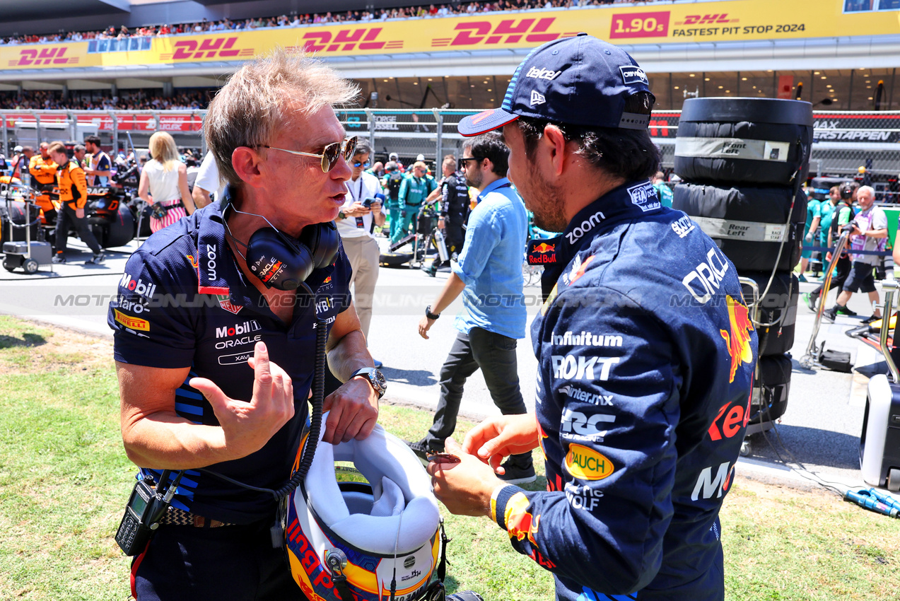 GP SPAGNA, Sergio Perez (MEX) Red Bull Racing with Xavi Martos (ESP) Red Bull Racing F1 Team Physio on the grid.

23.06.2024. Formula 1 World Championship, Rd 10, Spanish Grand Prix, Barcelona, Spain, Gara Day.

- www.xpbimages.com, EMail: requests@xpbimages.com © Copyright: Batchelor / XPB Images