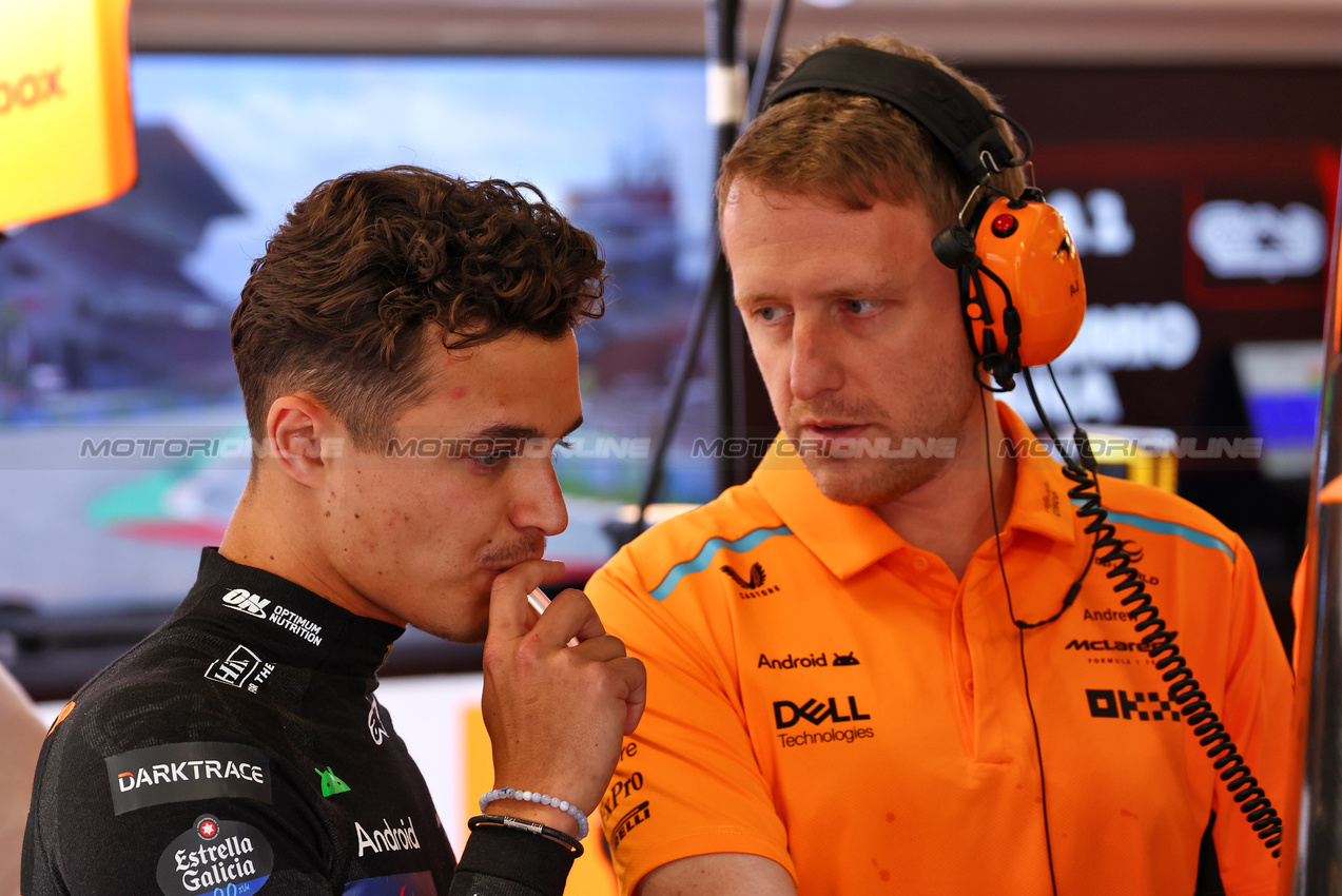 GP SPAGNA, (L to R): Lando Norris (GBR) McLaren with Andrew Jarvis (GBR) McLaren Performance Engineer.

23.06.2024. Formula 1 World Championship, Rd 10, Spanish Grand Prix, Barcelona, Spain, Gara Day.

 - www.xpbimages.com, EMail: requests@xpbimages.com © Copyright: Coates / XPB Images